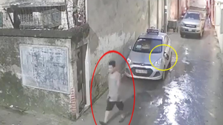 Video: Người đàn ông thản nhiên đập gãy gương xe taxi đang đậu bên đường