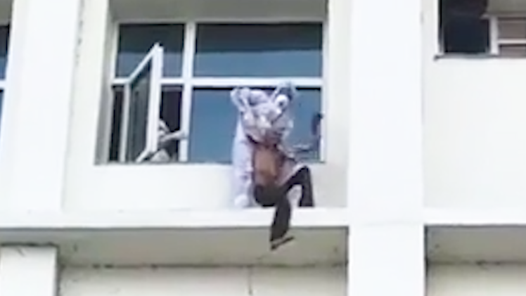 Video: Bác sĩ trèo ra cửa sổ giải cứu bệnh nhân COVID-19 định nhảy lầu tự tử