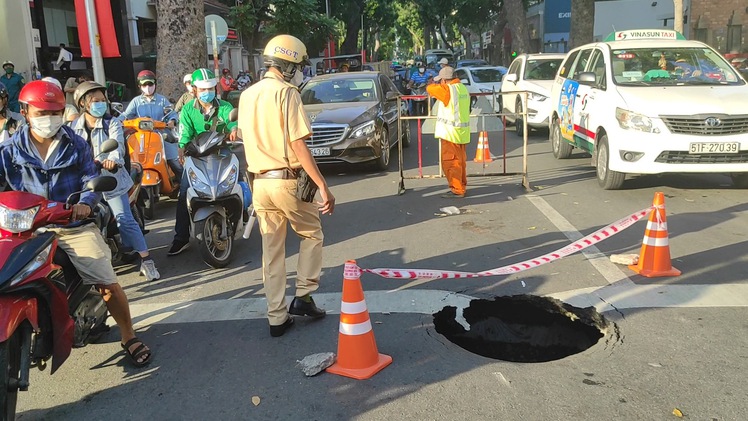 Video: 'Hố tử thần' xuất hiện ngay giao lộ trong trung tâm Sài Gòn