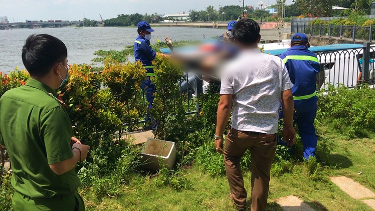 Video: Phát hiện xác nam thanh niên trôi sông Sài Gòn, trên tay có nhiều vết cắt