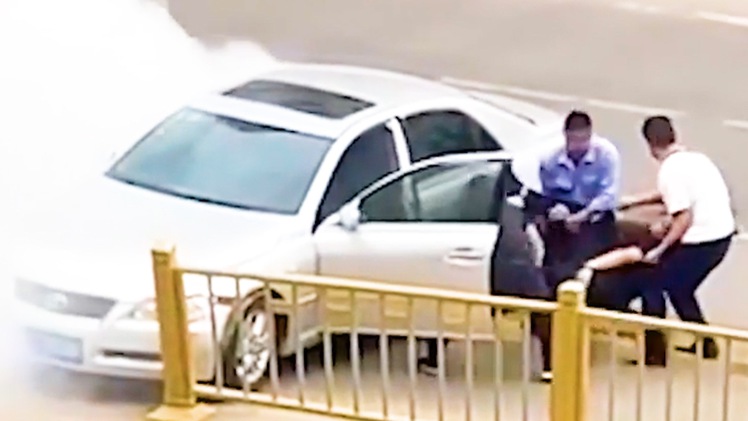 Video: Giải cứu tài xế đâm xe vào lan can đường