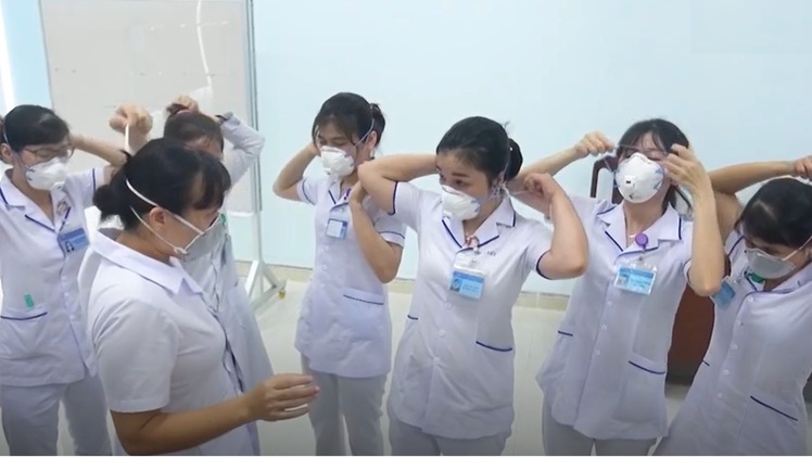 Video: Bình Định đáp lời kêu gọi từ Đà Nẵng chi viện 25 y bác sĩ vào tâm dịch