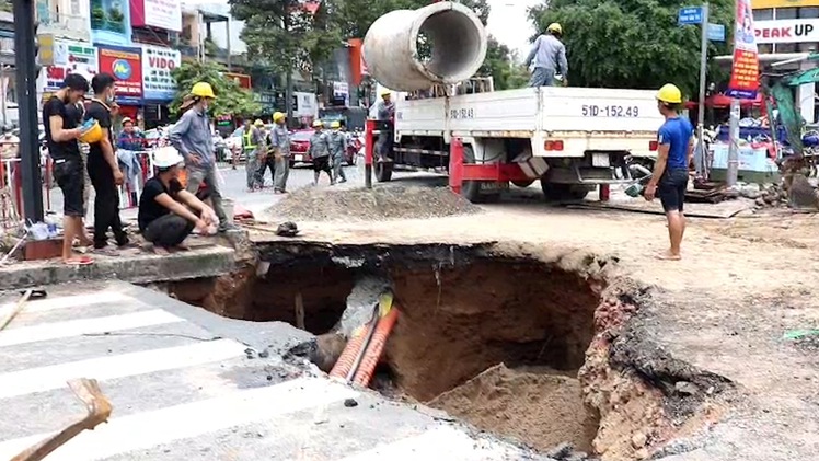 Video: Khắc phục hố 'tử thần' sau mưa lớn tại Gò Vấp