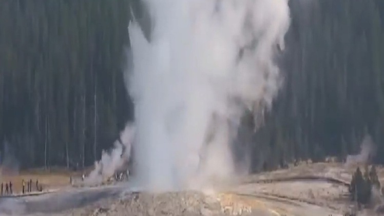 Video: Mạch nước phun trào cao hơn 60 mét
