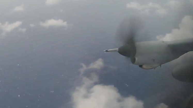 Video: Vì sao máy bay của không quân Mỹ đi vào tâm bão?