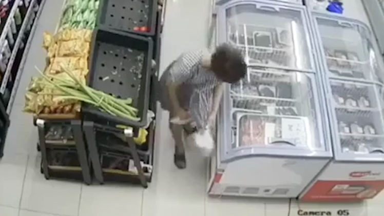 Video: Chiêu trò lấy trộm tôm sú ở siêu thị