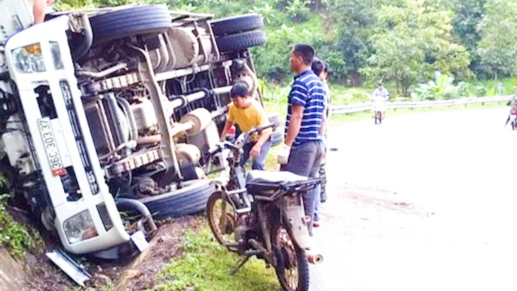 Video: Xe ôtô lật nghiêng giữa đèo Chiềng Đông, Sơn La