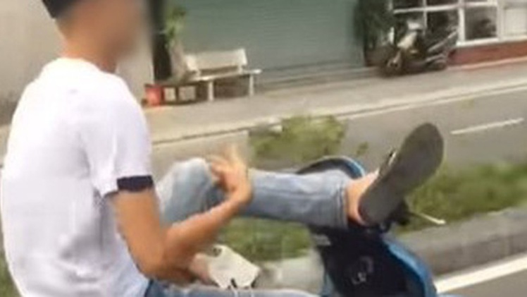 Video: Thanh niên không đội mũ bảo hiểm, dùng chân điều khiển xe máy