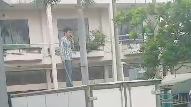 Video: Nam thanh niên lao ra quốc lộ 13, leo lên xe tải nghe điện thoại, hù dọa người dân