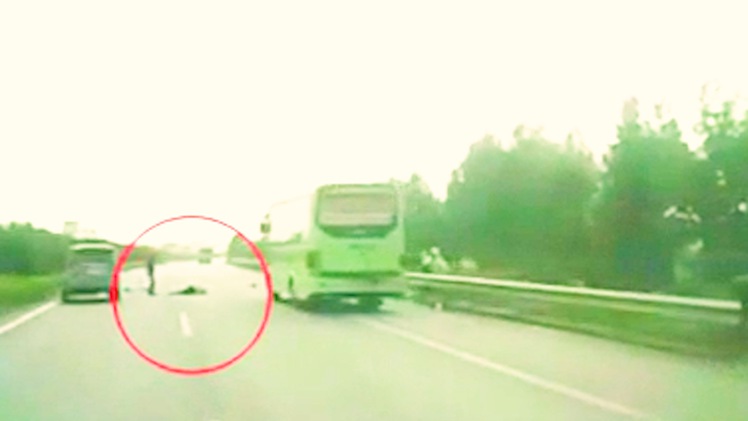 Video: Băng qua đường cao tốc người phụ nữ bị xe tông trọng thương