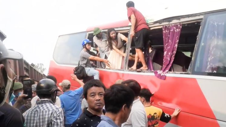 Video: Hiện trường tàu hỏa va chạm với xe chở học sinh ở Hà Nội
