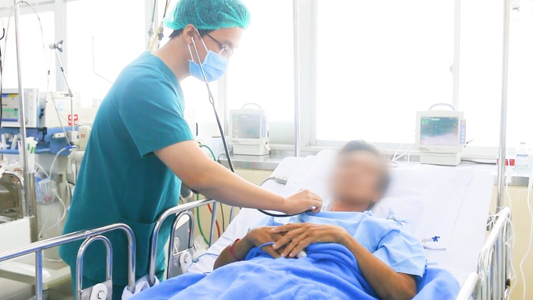 Video: Các bác sĩ tiến hành ghép da cho bệnh nhân bị rắn hổ mang chúa cắn ở Tây Ninh