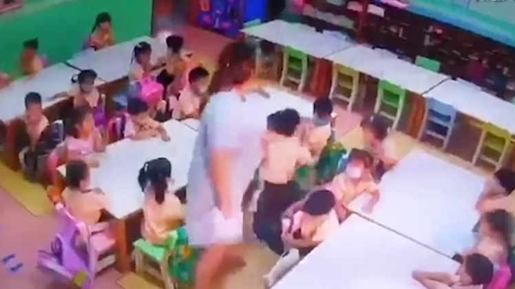 Video: Phụ huynh lao vào đánh cô giáo sau khi xem đoạn clip con bị bạo hành