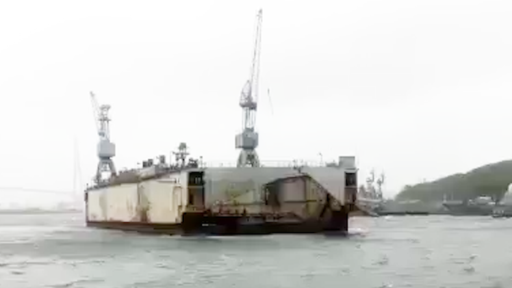 Video: Ụ nổi đứt neo đâm va hàng loạt tàu chiến tại Nga