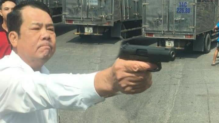 Video: Giám đốc rút súng dọa 'bắn vỡ sọ' tài xế bị bắt