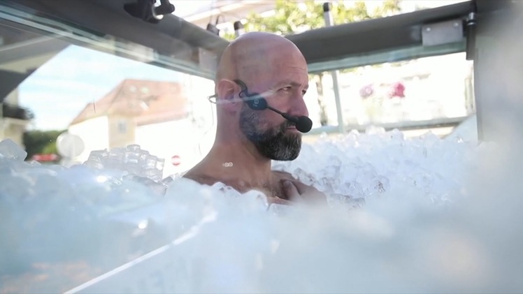 Video: Người đàn ông ngâm mình trong đá lạnh hơn 2 tiếng đồng hồ