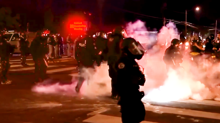 Video: Người biểu tình ném gạch đá, bom xăng về phía cảnh sát ở đêm biểu tình thứ 100 ở Portland