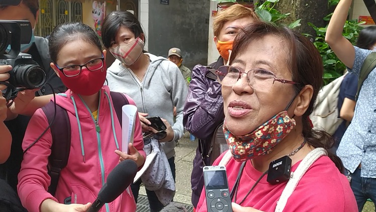 Video: Thân nhân đầu tiên tìm được hũ tro cốt người nhà tại chùa Kỳ Quang 2