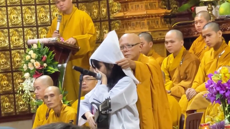 Video: Con gái ca sĩ Vân Quang Long khóc nghẹn khi hát tiễn biệt cha
