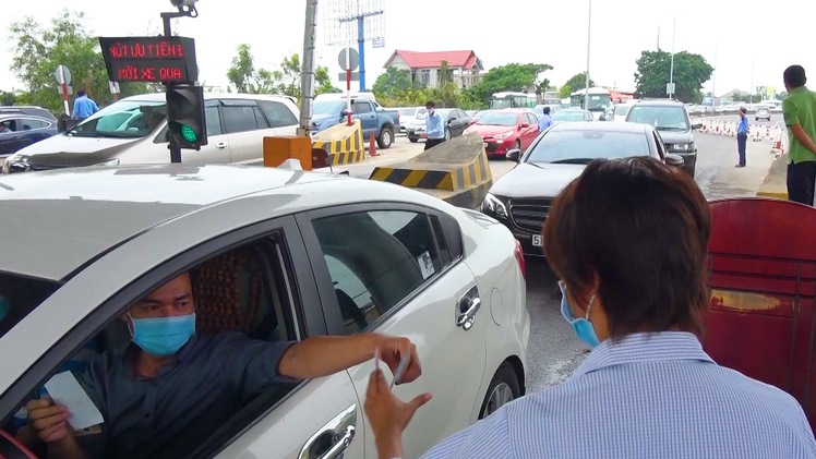 Video: Du khách đổ về Vũng Tàu trong ngày đầu năm, các trạm thu phí trên QL 51 bị ùn ứ