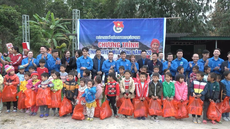 Đoàn than Quảng Ninh tổ chức chương trình áo ấm mùa đông 2020