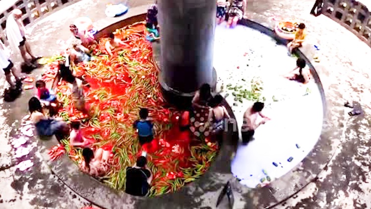 Video: Du khách thích thú tắm trong 'nồi lẩu' siêu cay khổng lồ