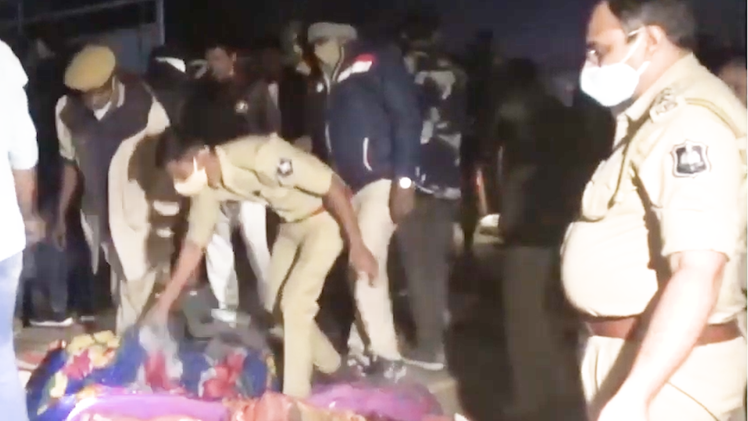 Video: Nằm ngủ bên vệ đường, 15 người bị xe ben cán chết