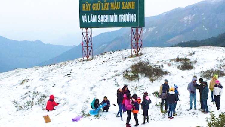 Video: Cận cảnh băng tuyết phủ trắng đỉnh núi ở Cao Bằng
