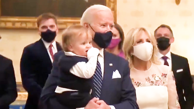 Video: Tổng thống Joe Biden bế cháu nội nhảy theo nhạc tại Nhà Trắng