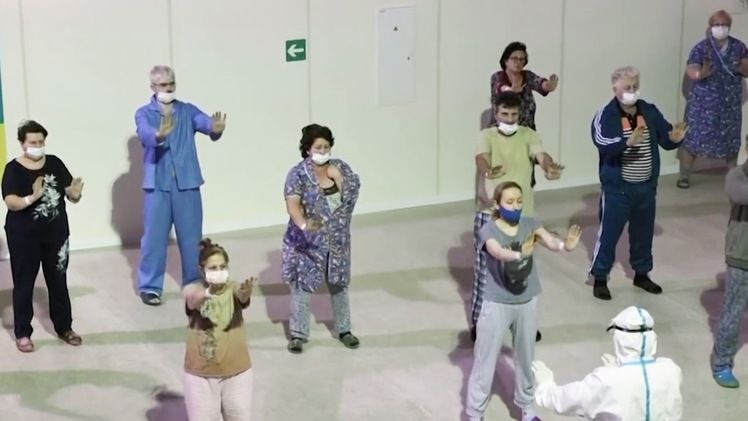 Video: Bệnh nhân COVID-19 tập Thái cực quyền trong bệnh viện dã chiến