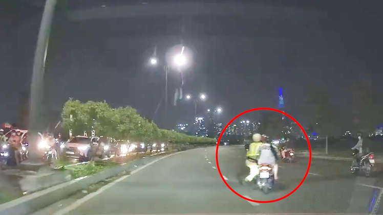 Video: CSGT bám vào xe đang chạy và ngã nhào xuống đường