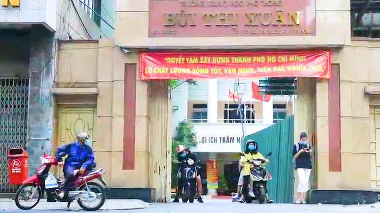 Video: Gần 100 học sinh THPT Bùi Thị Xuân nghỉ học vì có một phụ huynh bay chuyến VN213