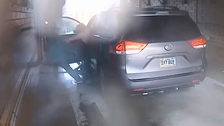Video: Người phụ nữ lớn tuổi bị thanh niên kéo ra khỏi ôtô để cướp xe