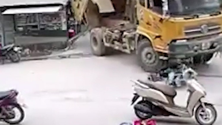 Video: Xe ben không hạ thùng trôi tự do, nhiều người hốt hoảng