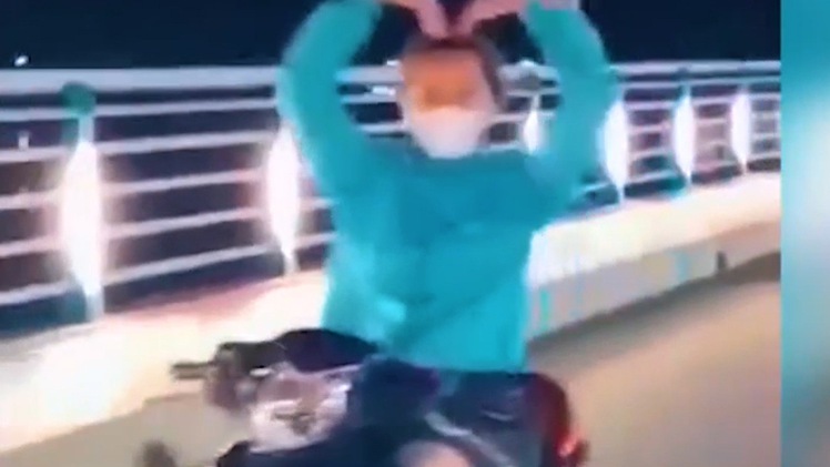 Video: Phạt cô gái thả tay 'múa quạt' khi chạy xe 7,4 triệu đồng