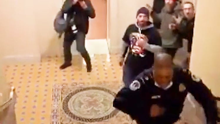 Video: Khoảnh khắc cảnh sát Mỹ tháo chạy khi người biểu tình ập vào Điện Capitol