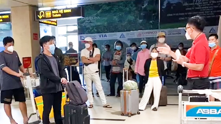 Video: Đà Nẵng từ chối tiếp nhận chuyến bay, hàng chục hành khách bức xúc
