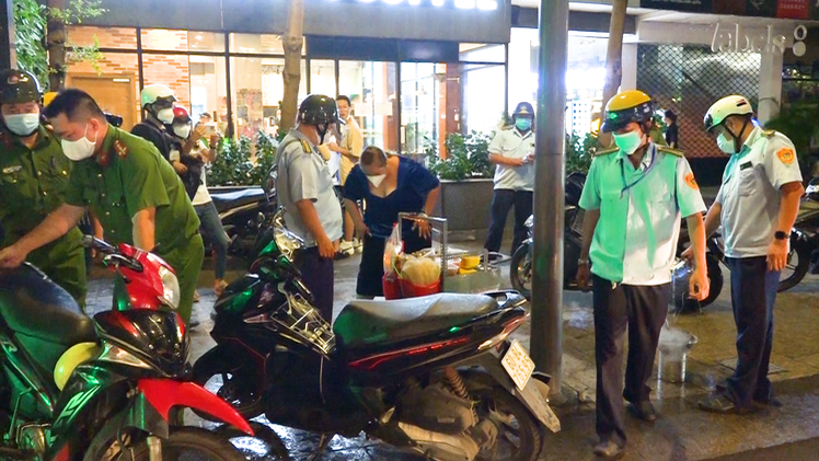 Video: Xử phạt nhiều trường hợp tụ tập tại phố đi bộ Nguyễn Huệ