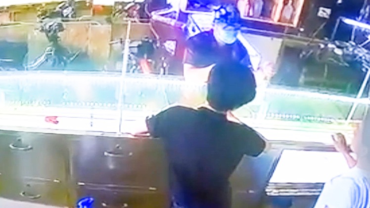 Video: Bịt khẩu trang cướp tiệm vàng ở Hóc Môn