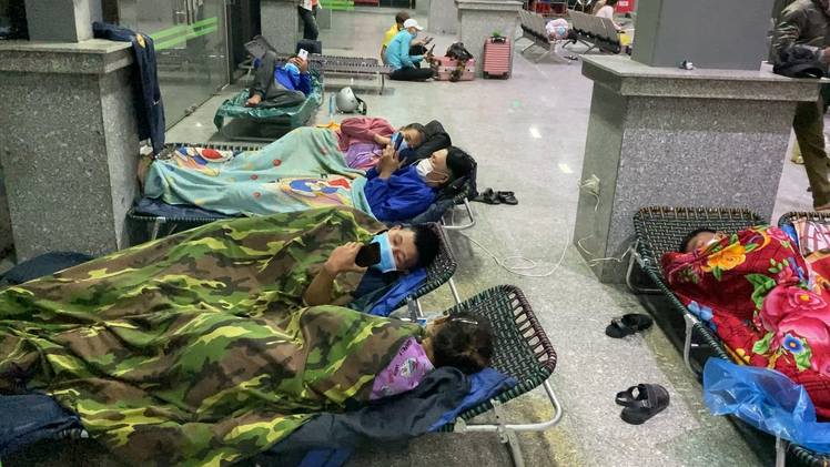 Video: Bến xe Nghệ An mở cửa đón người dân về quê vào tránh bão số 8 trong đêm