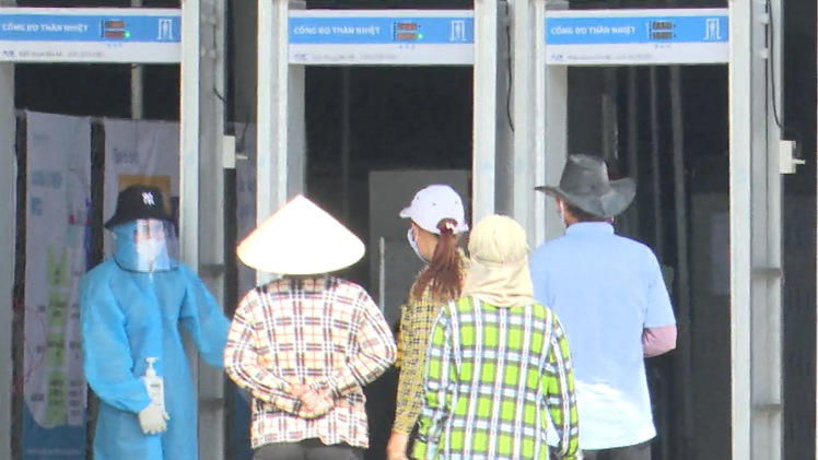 Video: '1 mình đi 1 đường' ở Tiền Giang do phủ vắc xin thấp, nguy cơ tái bùng phát dịch cao