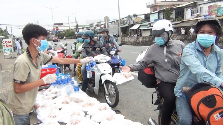 Video: Cơm, nước miễn phí trao tận tay cho hàng ngàn bà con miền Tây trên đường về quê