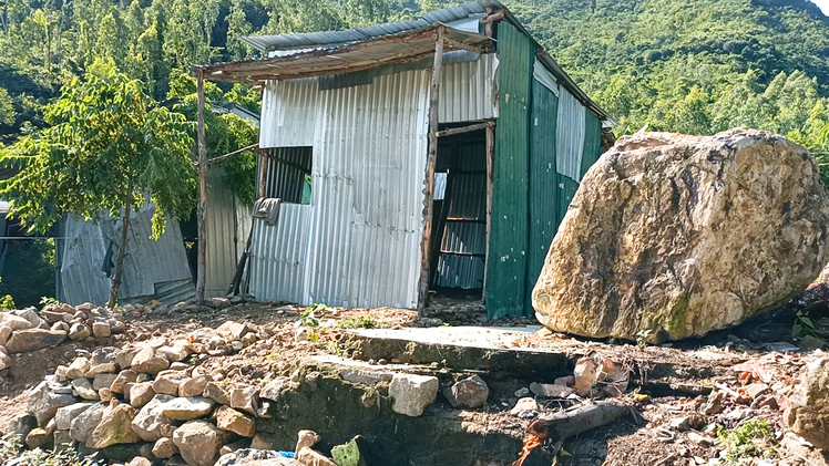 Video: Thấp thỏm với nguy cơ sạt lở đồi ở Nha Trang, đất đá trên núi liên tục rơi xuống nhà dân