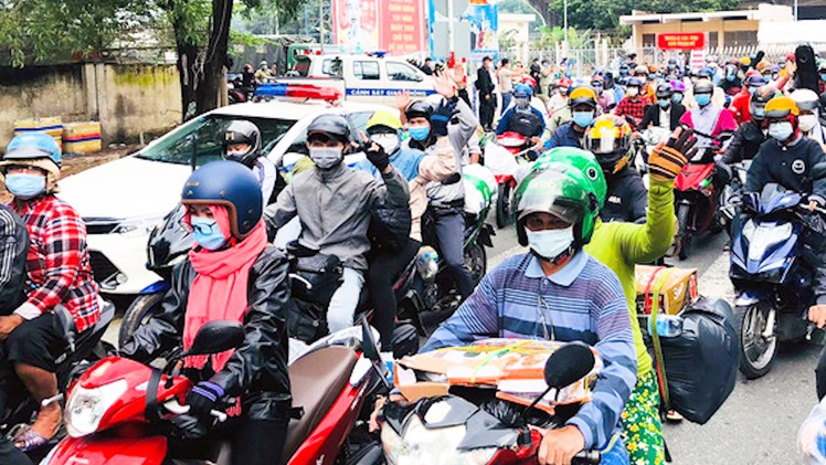 Video: Gần 20.000 lao động từ Đồng Nai về quê, được phát thức ăn, nước uống