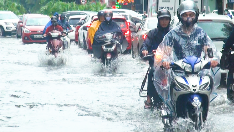 Video: Có nơi ở miền Trung mưa đến 600mm, nguy cơ ngập đến cỡ nào?