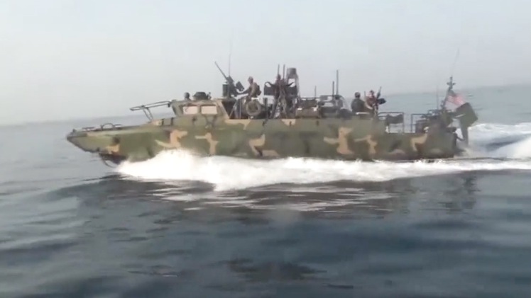 Video: Iran tung video chặn một tàu tuần tra Mỹ, hải quân Mỹ nói chưa biết tin