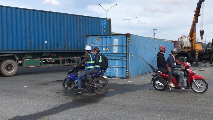 Video: Container lật ngay vòng xoay, nhiều người kịp tránh tai nạn