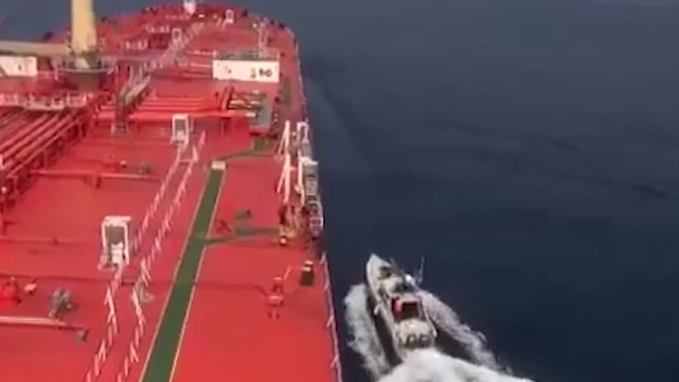 Video: Tàu dầu thô SOTHYS treo cờ Việt Nam được thả theo lệnh tòa án