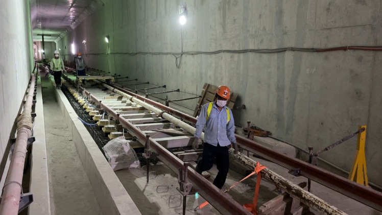 Video: Lắp đặt những đoạn đường ray cuối cùng tuyến metro Bến Thành - Suối Tiên