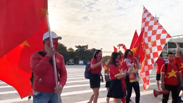 Video: Người hâm mộ nô nức chờ 'tiếp lửa' ở Mỹ Đình ủng hộ tuyển Việt Nam